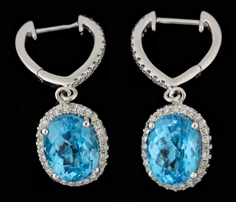 ÖRHÄNGEN, 14k vitguld med blå topaser tot ca5,73ct och diamanter tot ca0,45ct. Vikt ca4g.