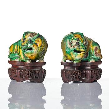 Figuriner, två stycken, porslin. Qingdynastin, Kangxi (1662-1722).