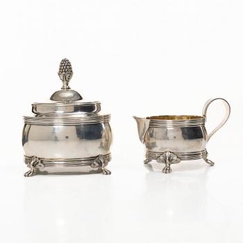 Wiwen Nilsson, A Swedish silver sugar bowl with lid and cream jug, Anders Nilsson, Lund 1935.