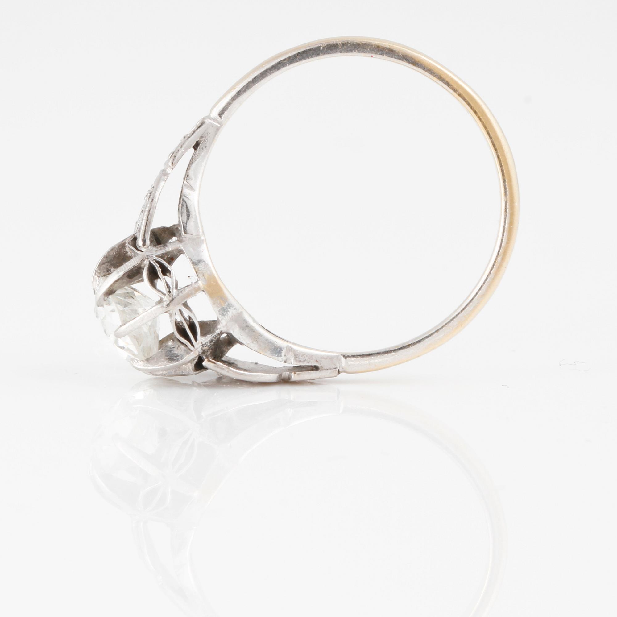 RING, med gammalslipad diamant.