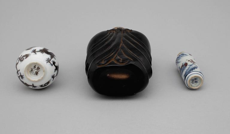 SNUSFLASKOR samt MINIATYRVAS, glas och porslin, Kina, 1900-tal.