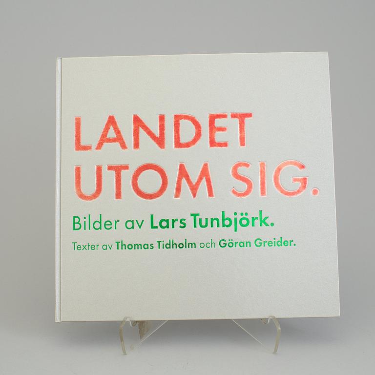 LARS TUNBJÖRK, bok/journal, "Landet utom sig", 1:a upplaga, 1993. Signerad av Lars Tunbjörk.