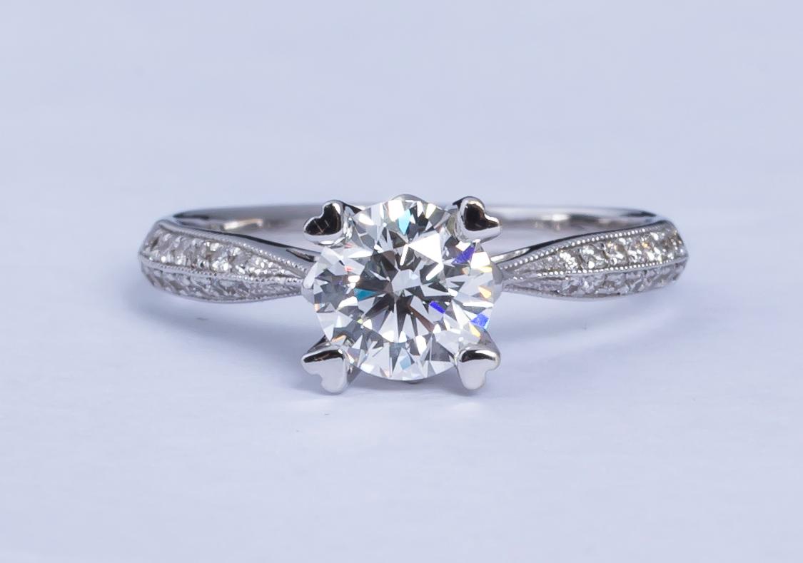 RING, 18 k vitguld med briljantslipad diamant, enl cert 0.76 ct. Vikt ca 2,4 g.