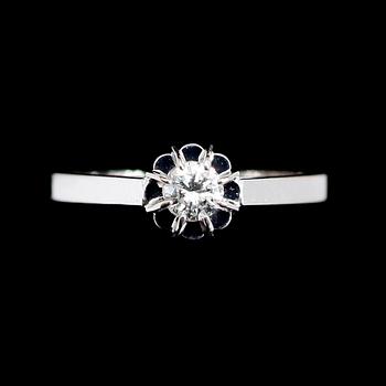 RING, 18 k vitguld, 1981, med briljant 0.16 ct enligt gravyr. Total vikt ca 2 g.