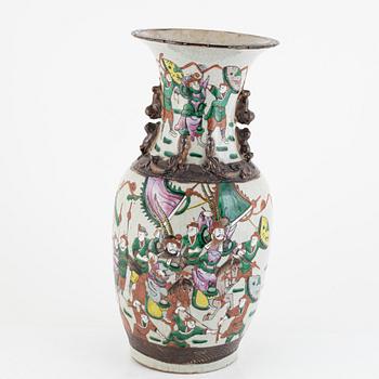 A Chinese enamelled vase, late Qingdynasty / around 1900.