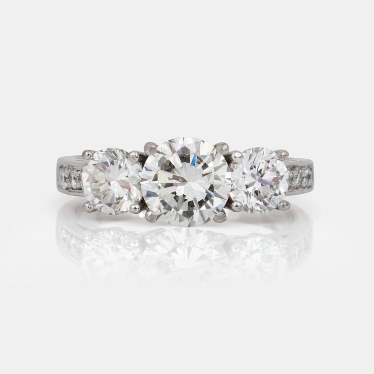 RING med tre briljantslipade diamanter, 1.00 ct, 0.52 ct respektive 0.51 ct. Kvalitet ca G-H/VS.