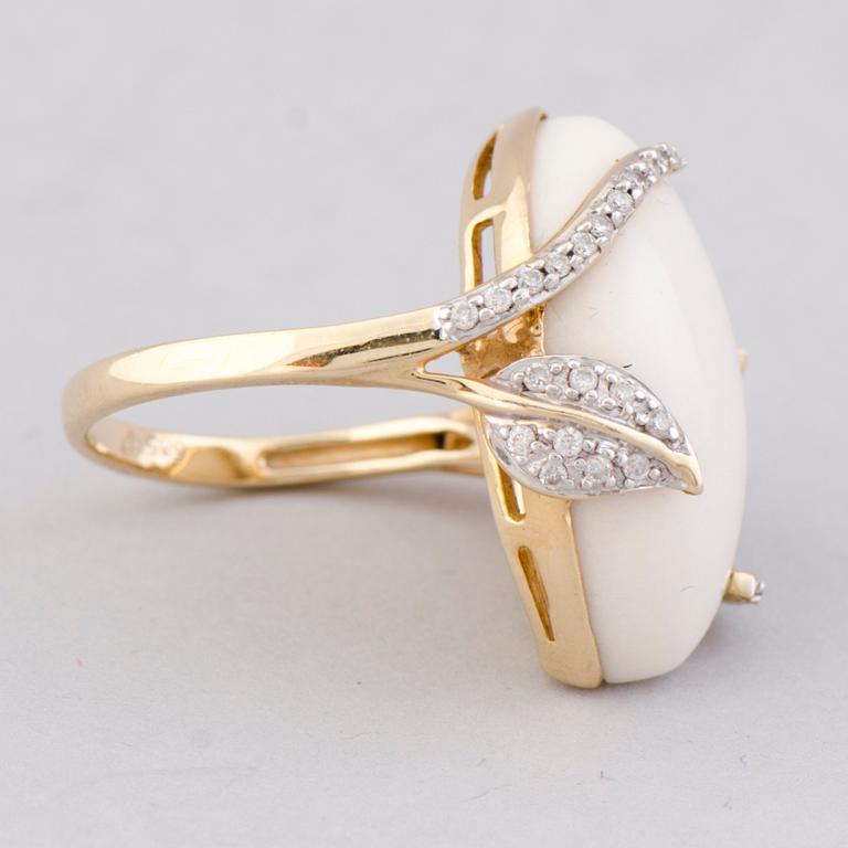 A RING, white quartz, diamonds, gold.