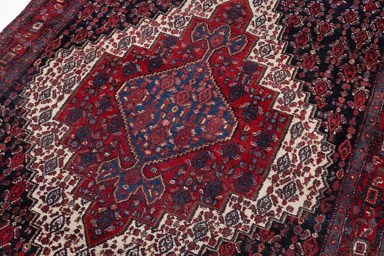A Senneh rug, c. 200 x 150 cm.