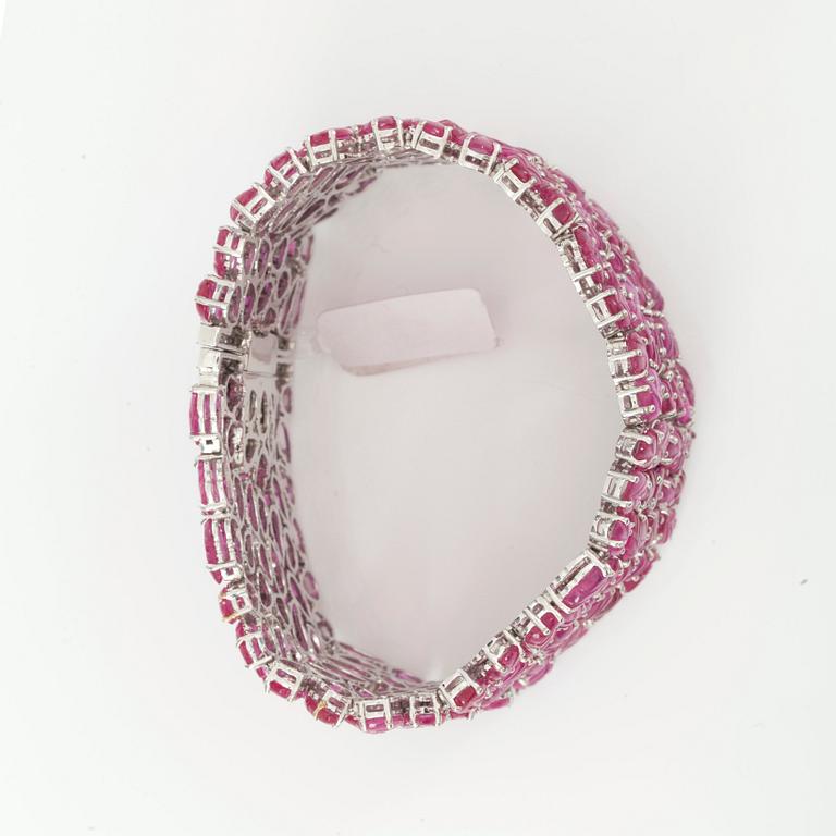 ARMBAND med snidade rubiner i form av löv, totalt ca 14.00 cts samt briljantslipade diamanter.
