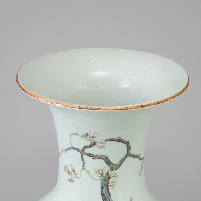 An early 20th century late Qing dynasty porcelaine floor vase.