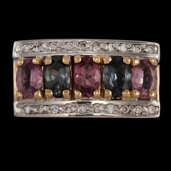 RING, 14k med 2 ovalslipade ioliter och 3 rosa safirer samt 20 briljantslipade diamanter. Vikt 9 g.