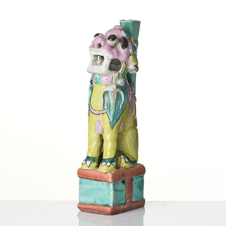 A Chinese famille rose porcelain joss stick holder, Qing dynasty, 18/19th century.