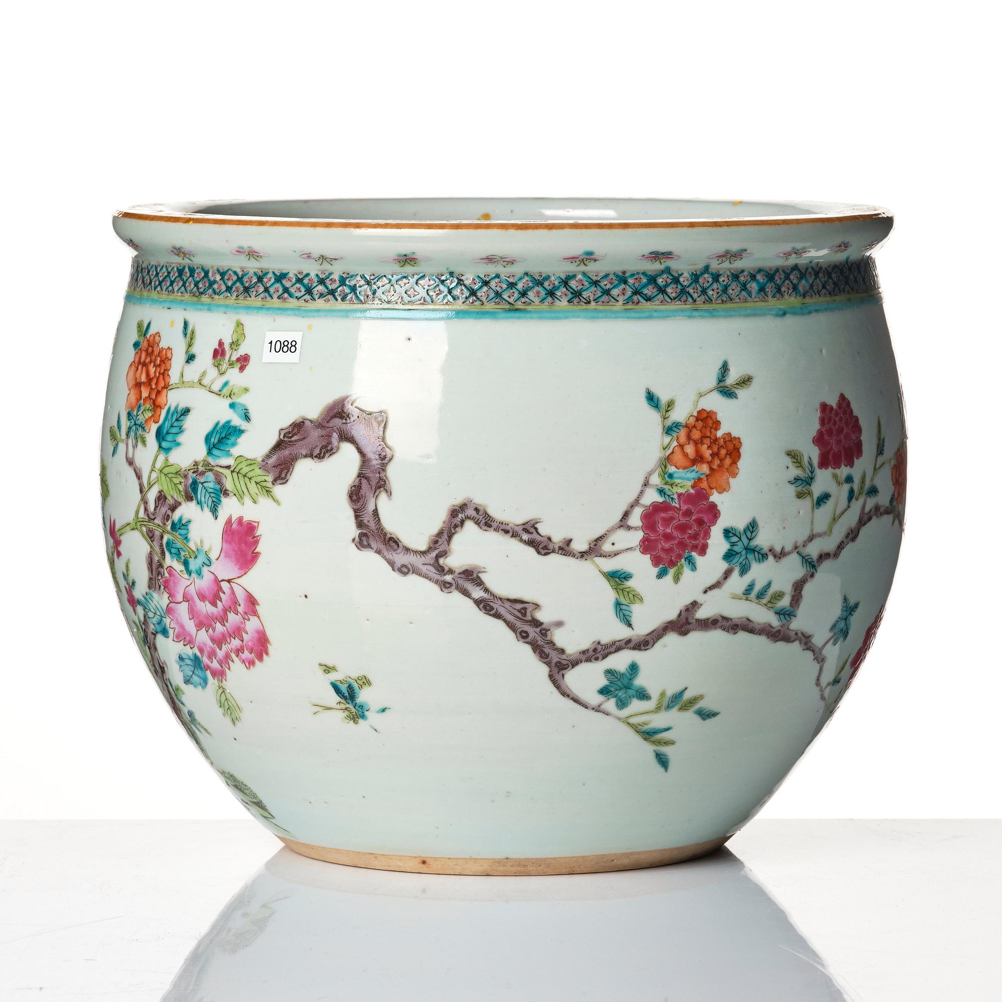 A famille rose flower pot, Qing dynasty, circa 1900.