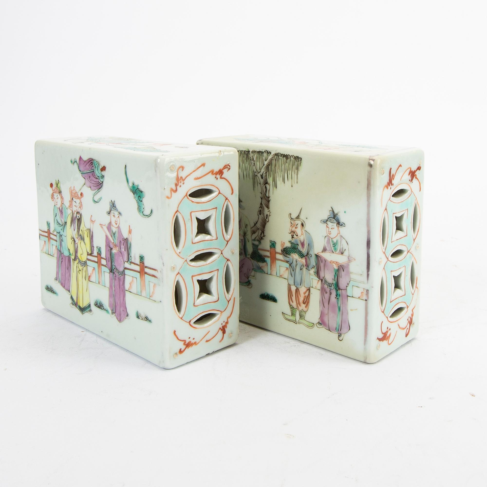 Kuddar, två stycken, porslin. Kina, tidigt 1900-tal.