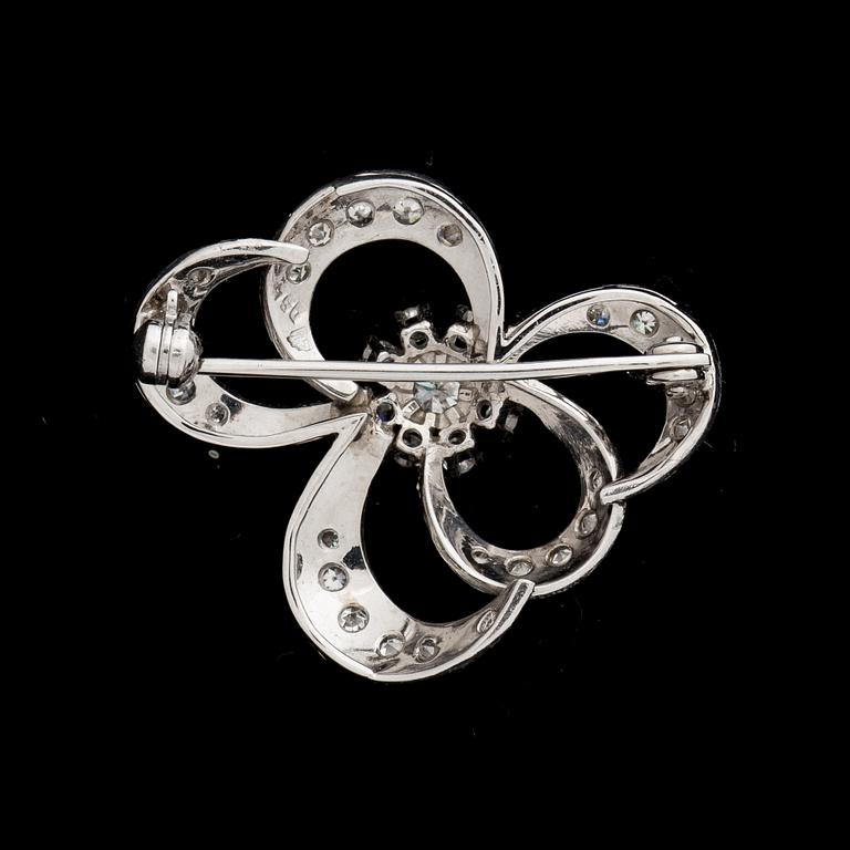 BROSCH, 10k vitguld med briljantslipade samt åttkantslipade diamanter ca 0,50ct. Vikt ca 5g.