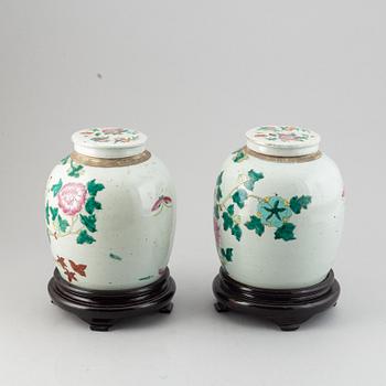 A pair of Chinese porcelain urns, 19th century.