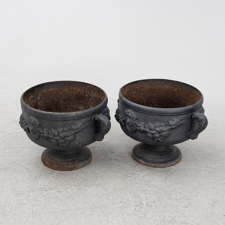 Trädgårdsurnor, ett par, gjutjärn, 1900-tal.