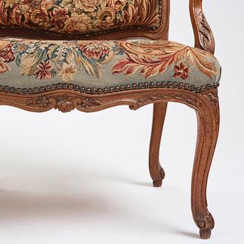 Karmstolar, sex stycken, Frankrike 1700-talets mitt, Louis XV. (Soffa 1800-tal medföljer).