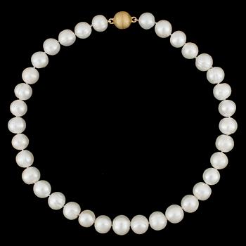 COLLIER, sötvattenspärlor, ca13-12 mm, förgyllt lås av silver. 2000-tal.
