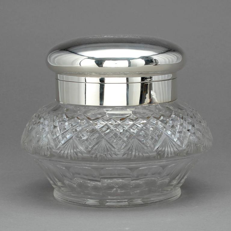 SKÅL med LOCK, slipad kristall och silver, Tyskland ca 1900. Tot vikt inklusive kristall 2140 gram.