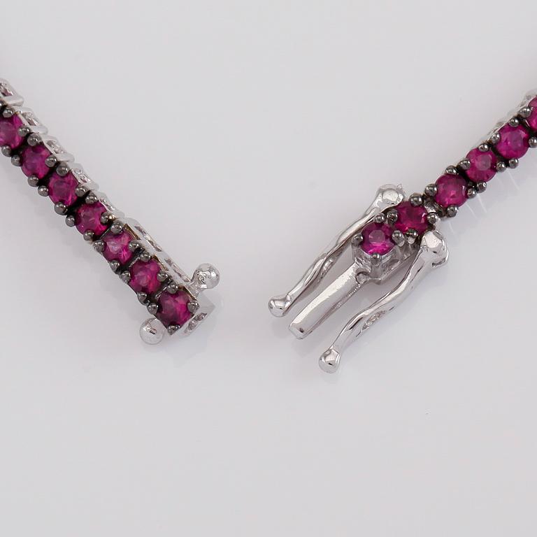 ARMBAND, 18K vitguld, rubiner tot ca 4.54 ct. och svarta spineller tot ca 1.15 ct.