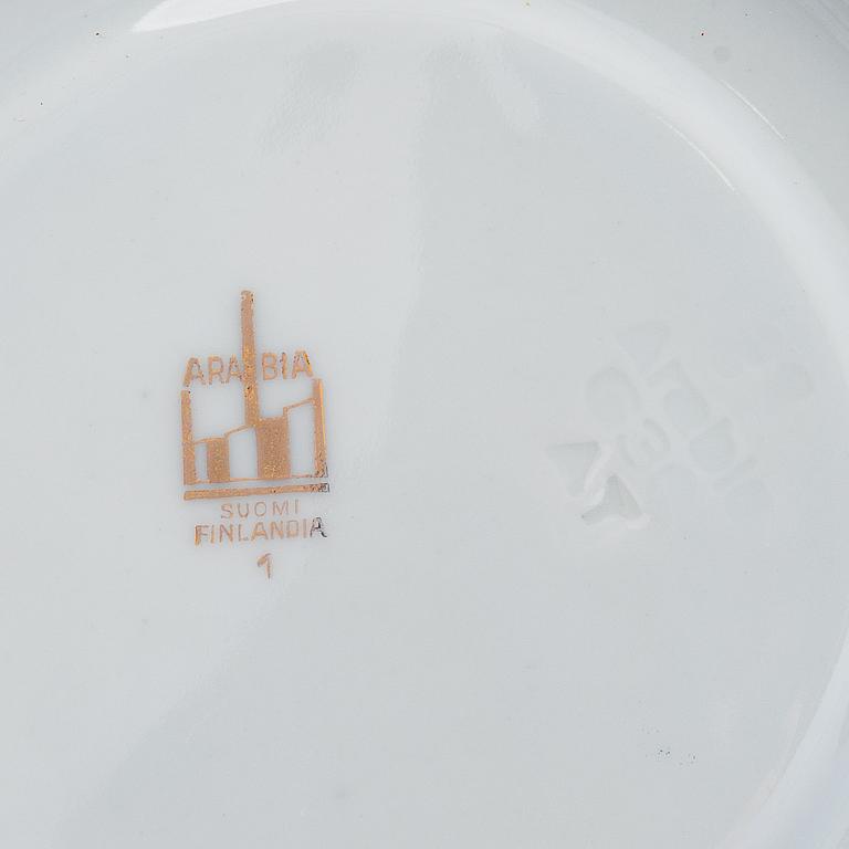 Liemikulhoja, 13 kpl, aluslautasilla, posliinia, Arabia, 1932-49.