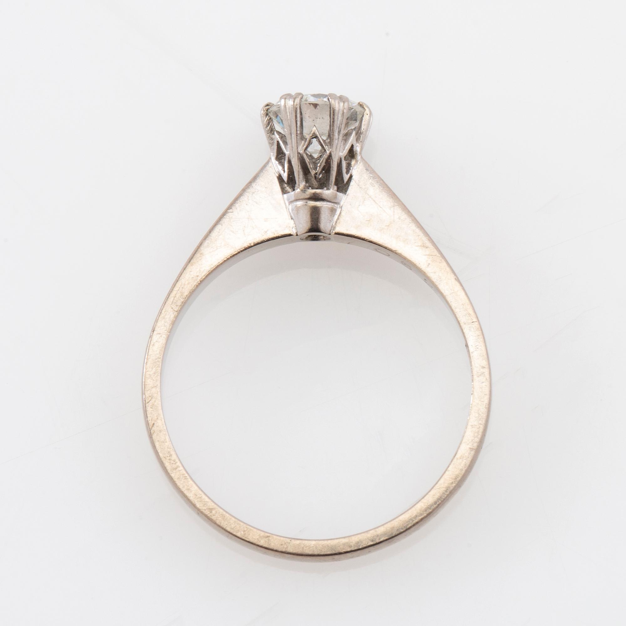 Ring solitär 18K vitguld med en rund briljantslipad diamant.