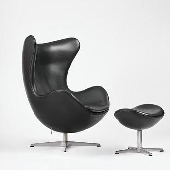 Arne Jacobsen, fåtölj med fotpall, "Ägget", Fritz Hansen, Danmark, 2001.