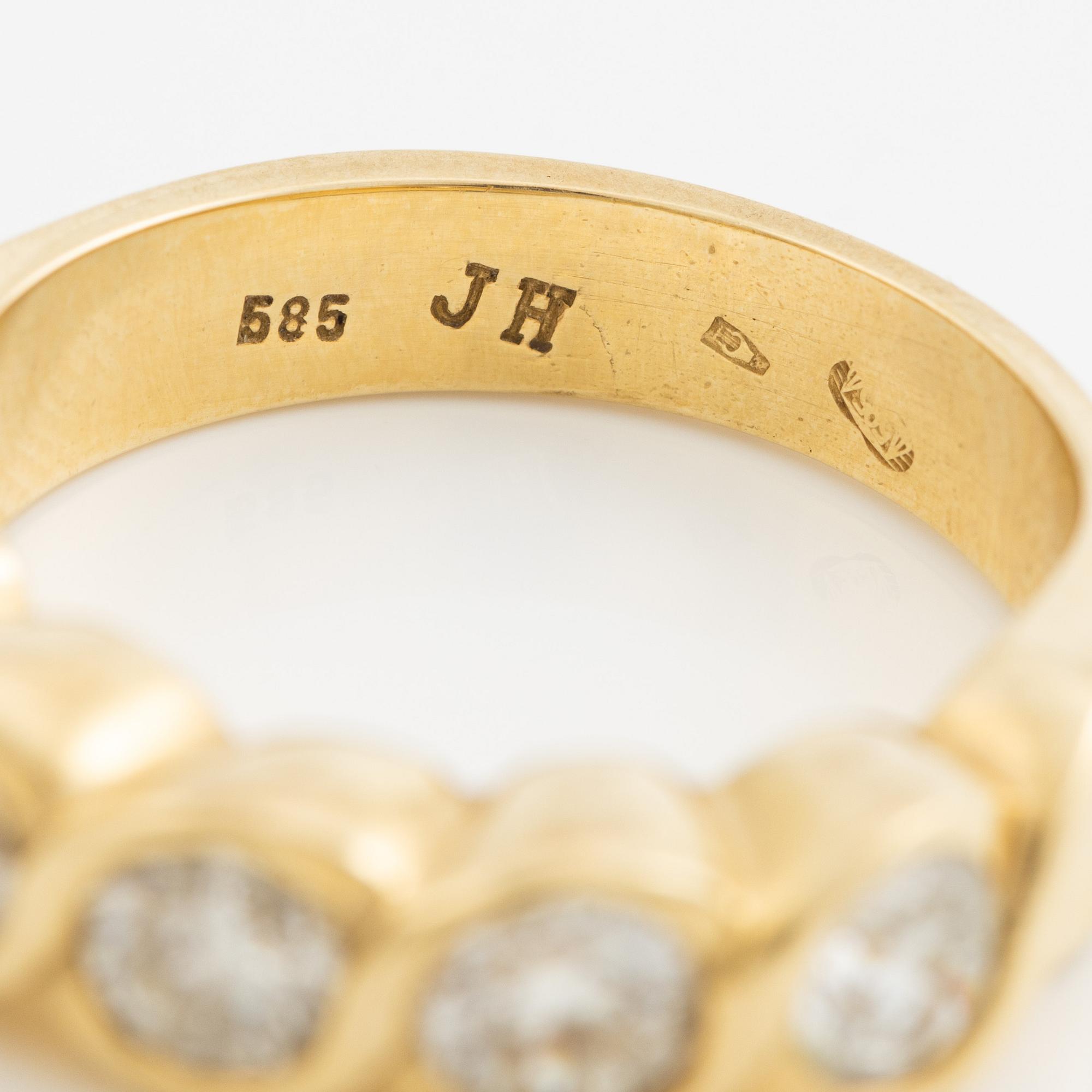 Ring, 14K gold with five brilliant-cut diamonds.