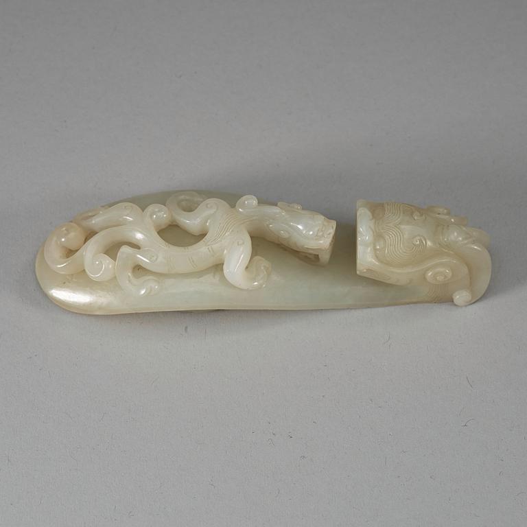 A carved white nephrite belt hook, Qing dynasty (1644-1912).