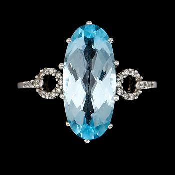RING, 14K vitguld, blå topas samt diamanter tot ca 0.12 ct.