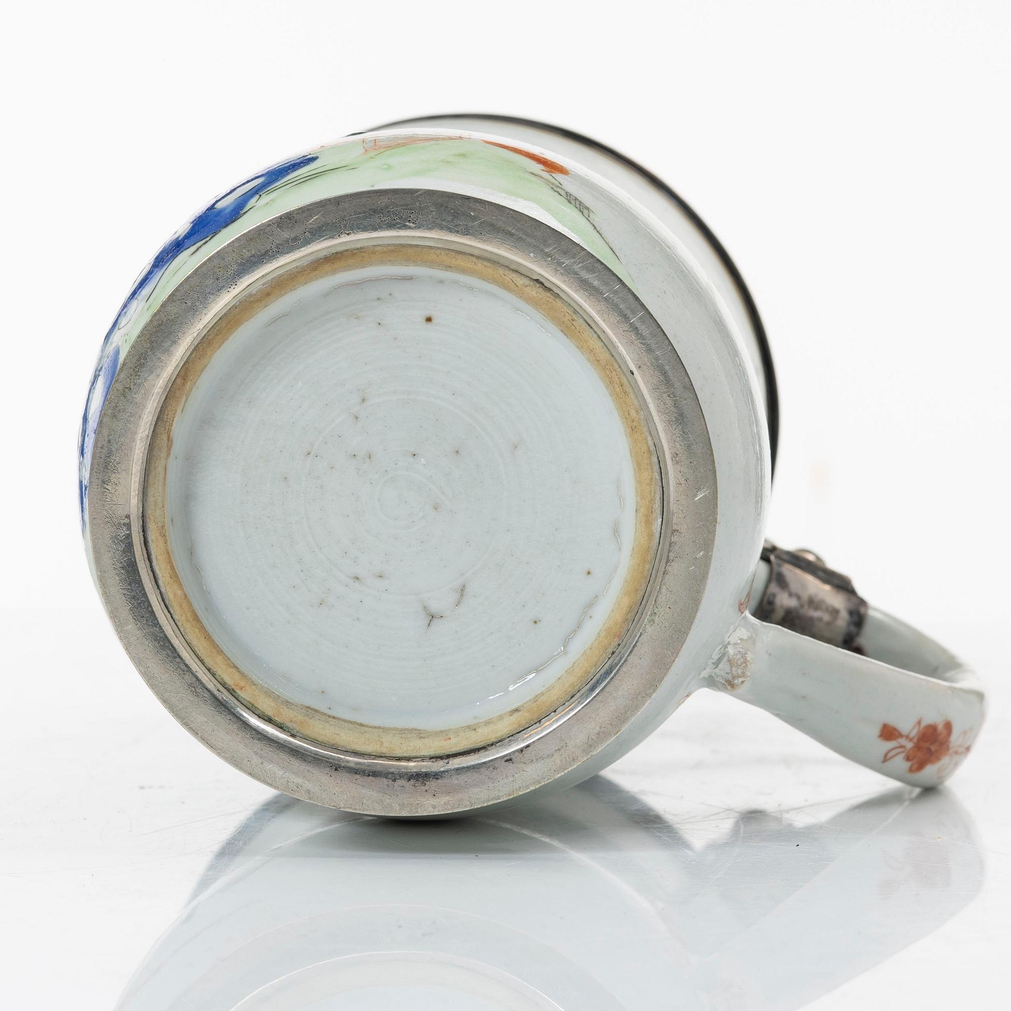 Nils Gram d ä, mugg med silverlock, kompaniporslin och silver, Köpenhamn 1756 samt Qingdynastin Qianlong (1736-95).