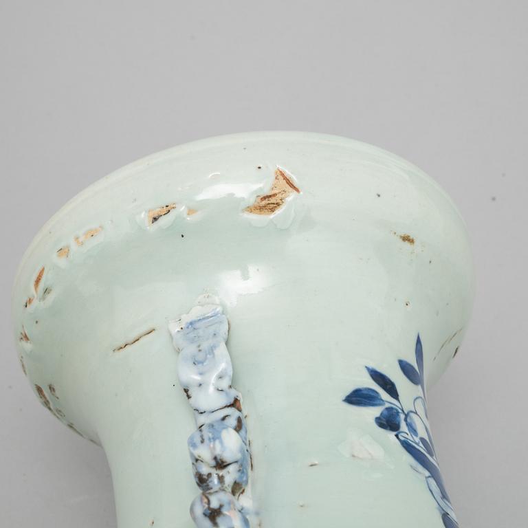 A Chinese porcelain vase, Qing dynasty, 19th century.