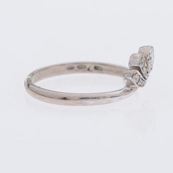 RING, 18K vitguld, 7 briljantslipade diamanter tot. ca 0,26 ct. Kultakeskus.