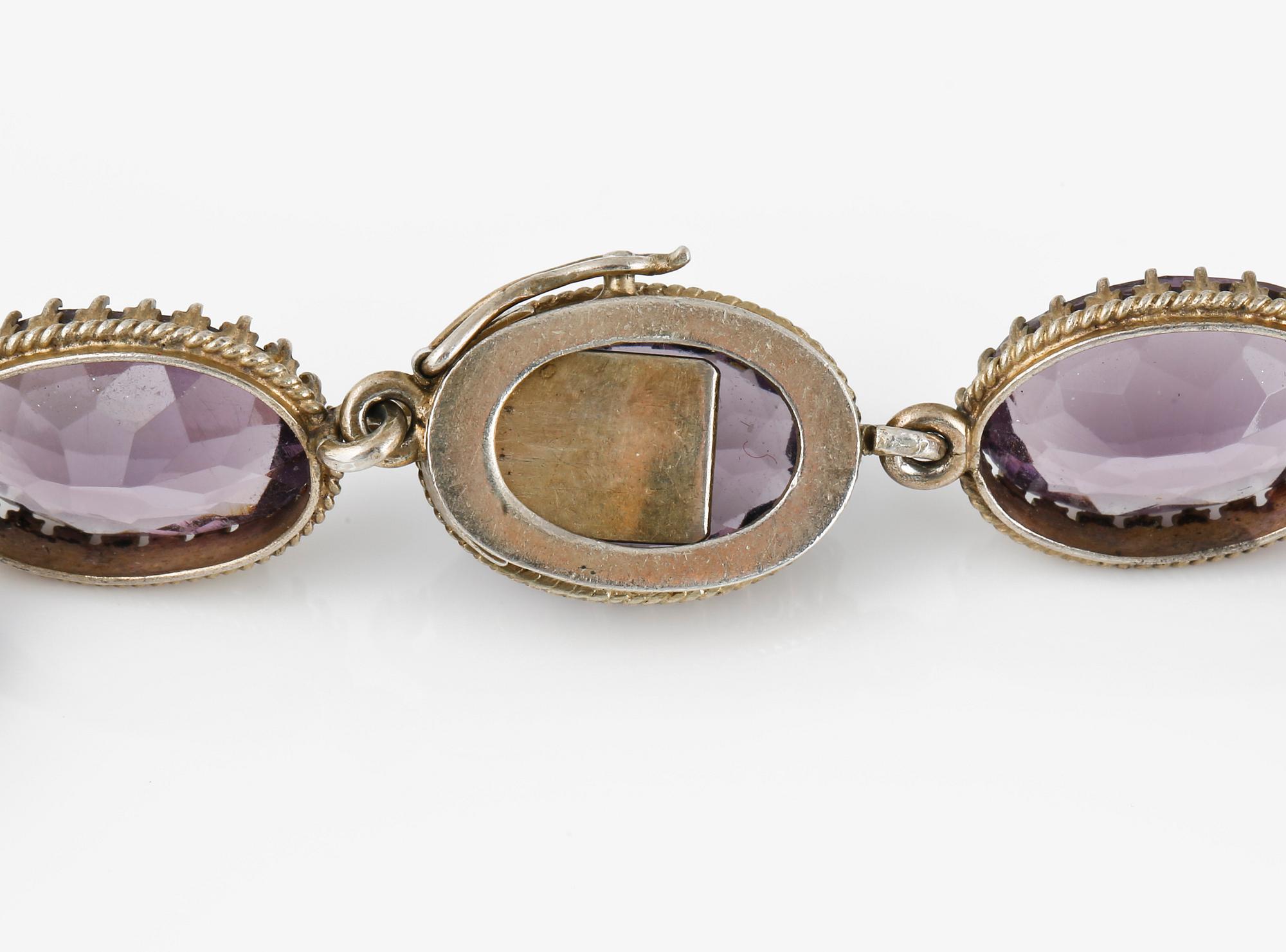COLLIER, förgyllt silver samt fasettslipade ametister. Vikt 44,9 gram.
