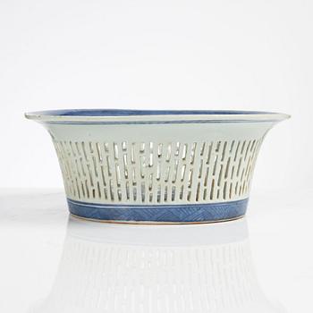 A Chinese blue and white porcelain chestnut basket, 19th century.
