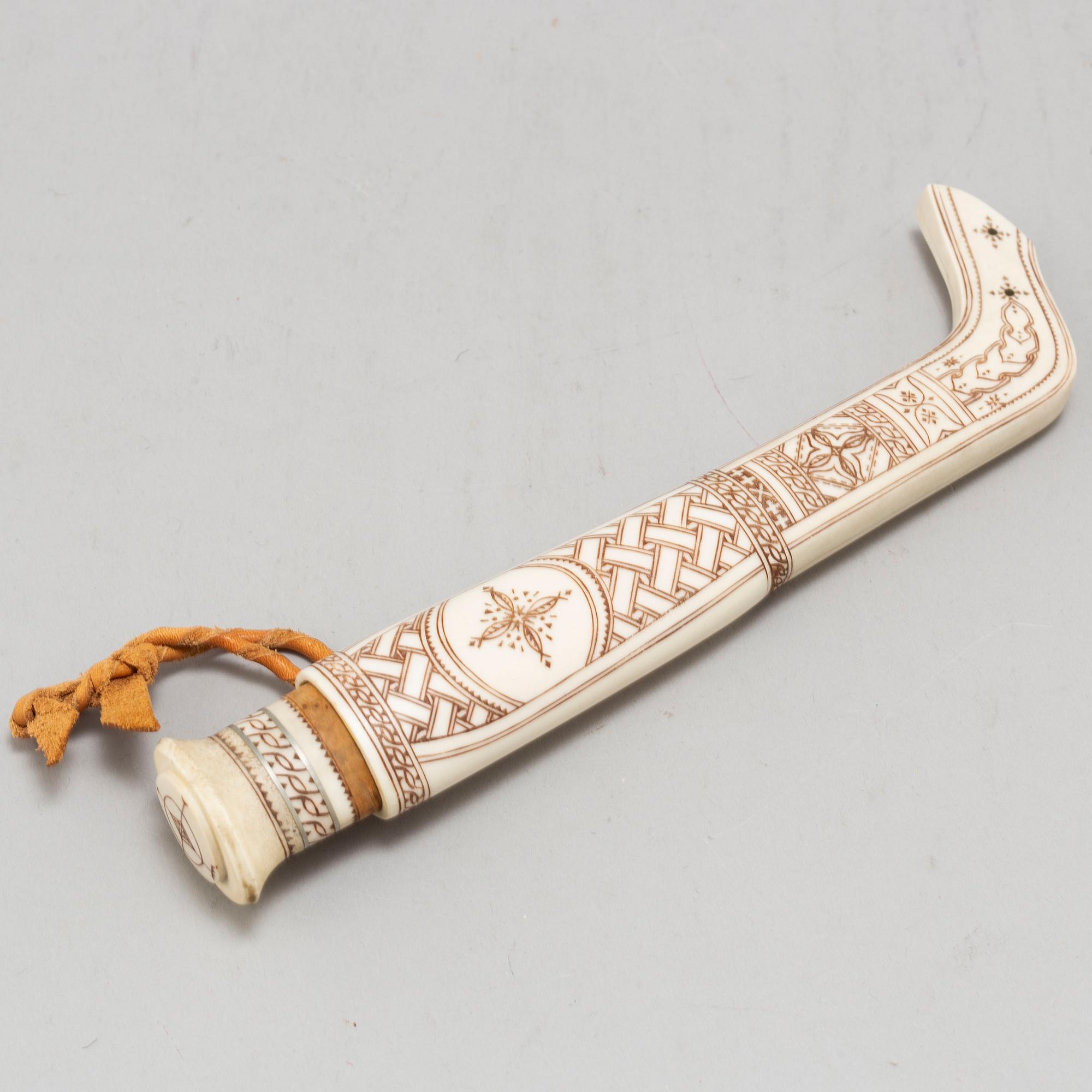 IVAR BERNHARD LAMPA, a reindeer horn Sami knife, Pajala, signed IBL.