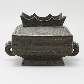 A bronze box with cover, Late Qing dynasty.