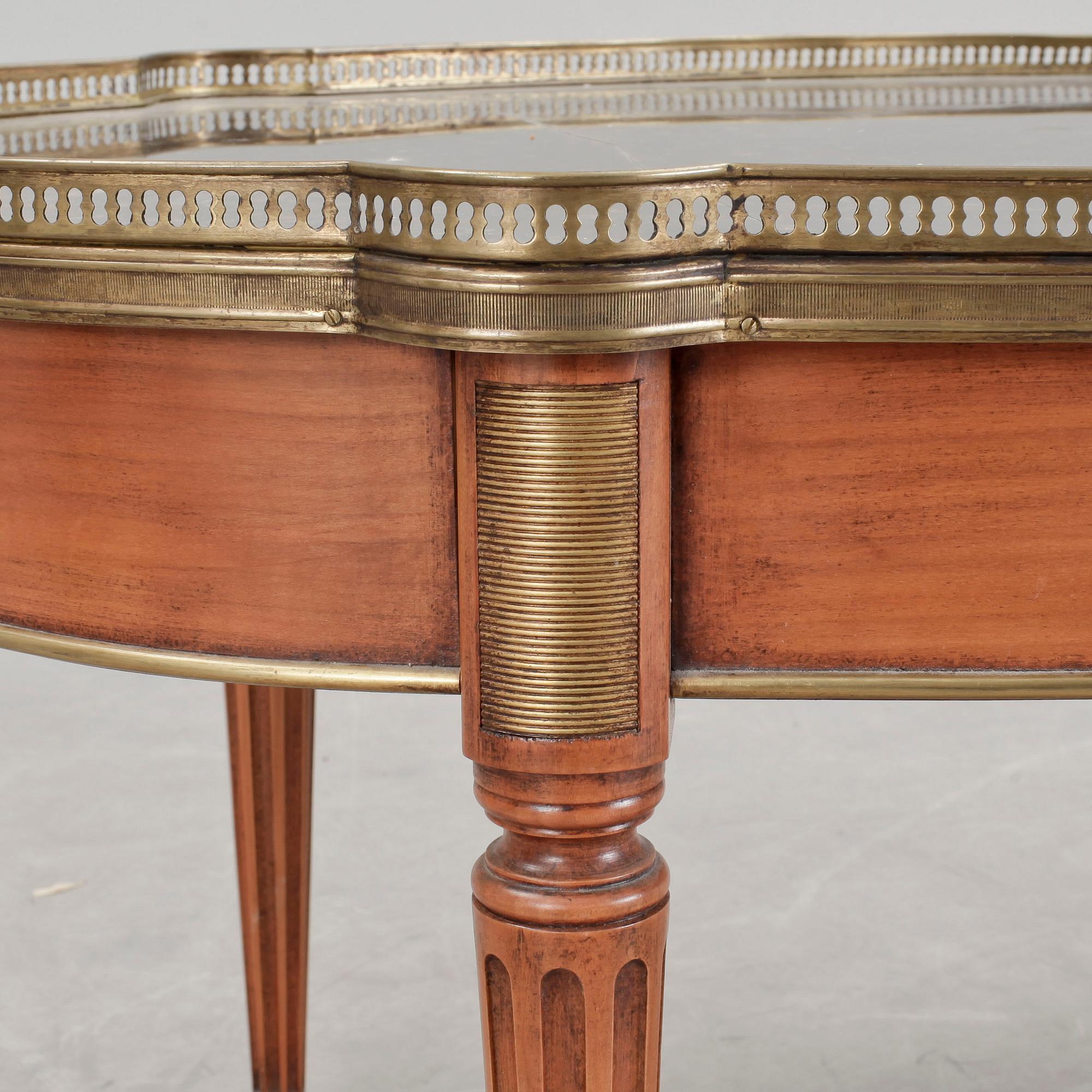 SOFFBORD. Louis XVI-stil, 1900-talets mitt.