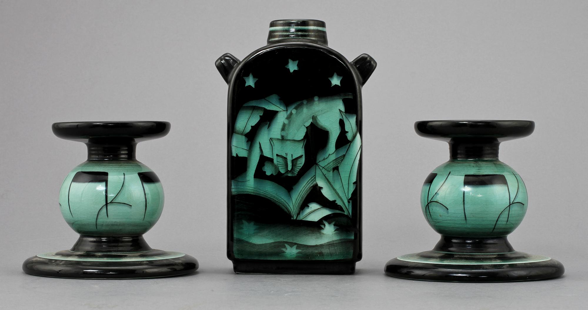 LJUSSTAKAR, ett par samt FLASKA, flintgods, Ilse Claesson, Rörstrand, omkring 1930.