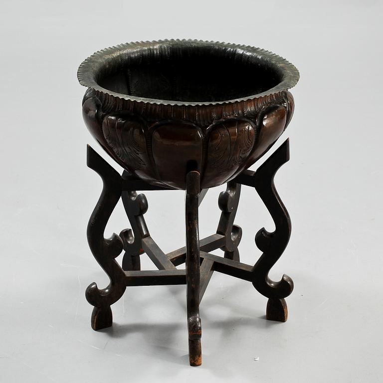 KRUKA, patinerad gulmetall, PÅ BENSTÄLLNING, 1800/1900-tal.