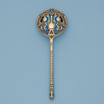 778. A Russian 19th century silver-gilt and enamel caviar-spoon, marks of  Samuel Z. Filander, S:t Petersburg 1883.