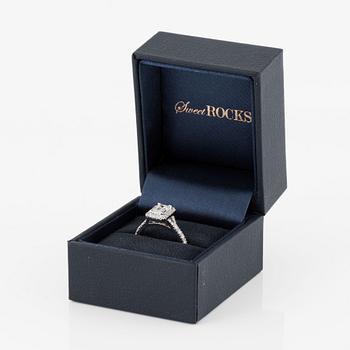 Ring, 18K vitguld med smaragdslipad diamant och briljantslipade diamanter, Sweet Rocks. Medföljande GIA dossier.