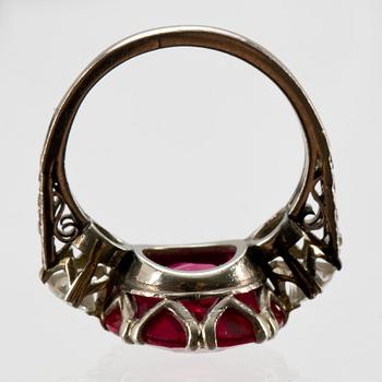 RING, 18 k vitguld med syntetisk rubin, briljantslipade diamanter ca 0,40 ct, samt rosenstenar. Vikt ca 4 g.