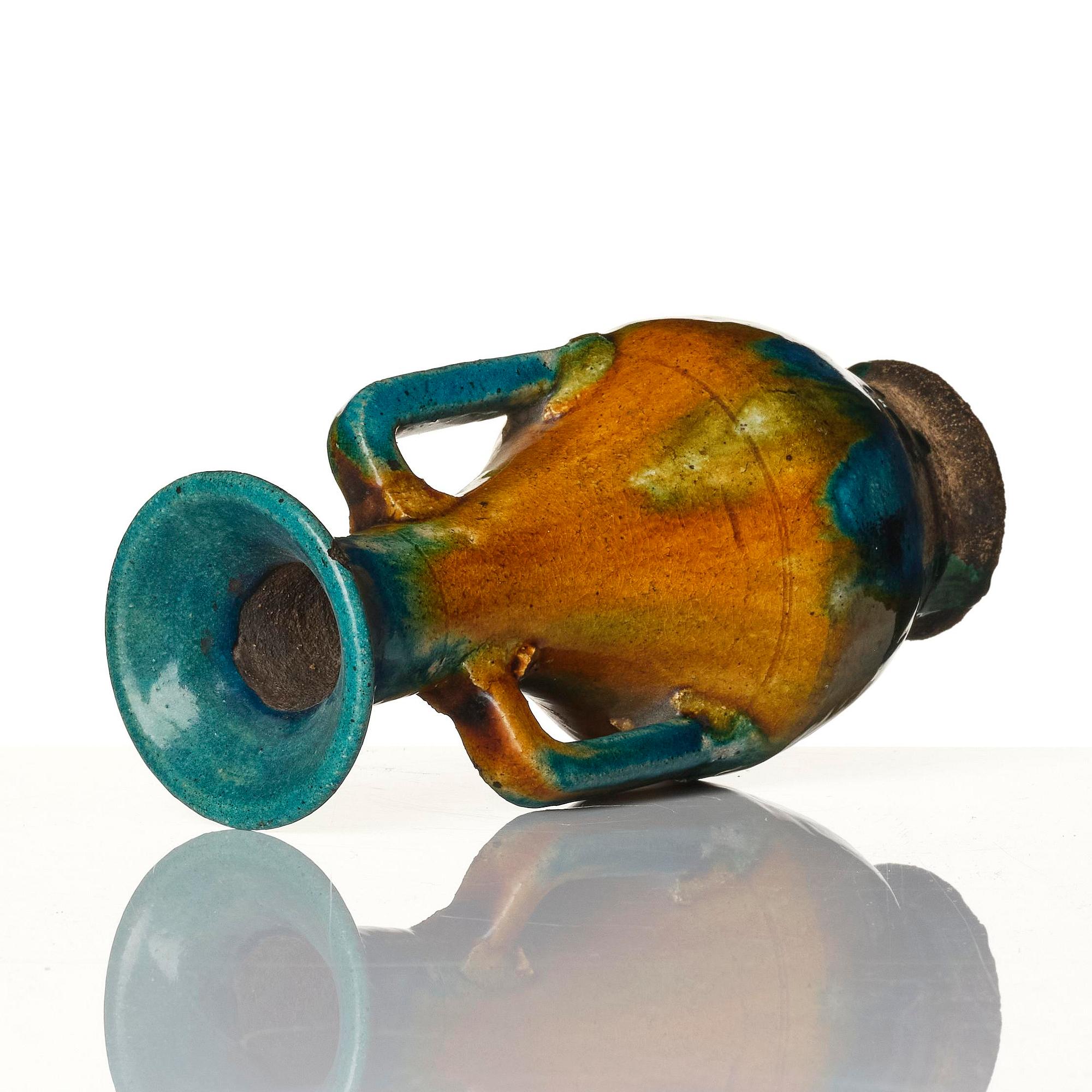A yellow and turquoise glazed amfora vase, Ming dynasty (1368-1644).