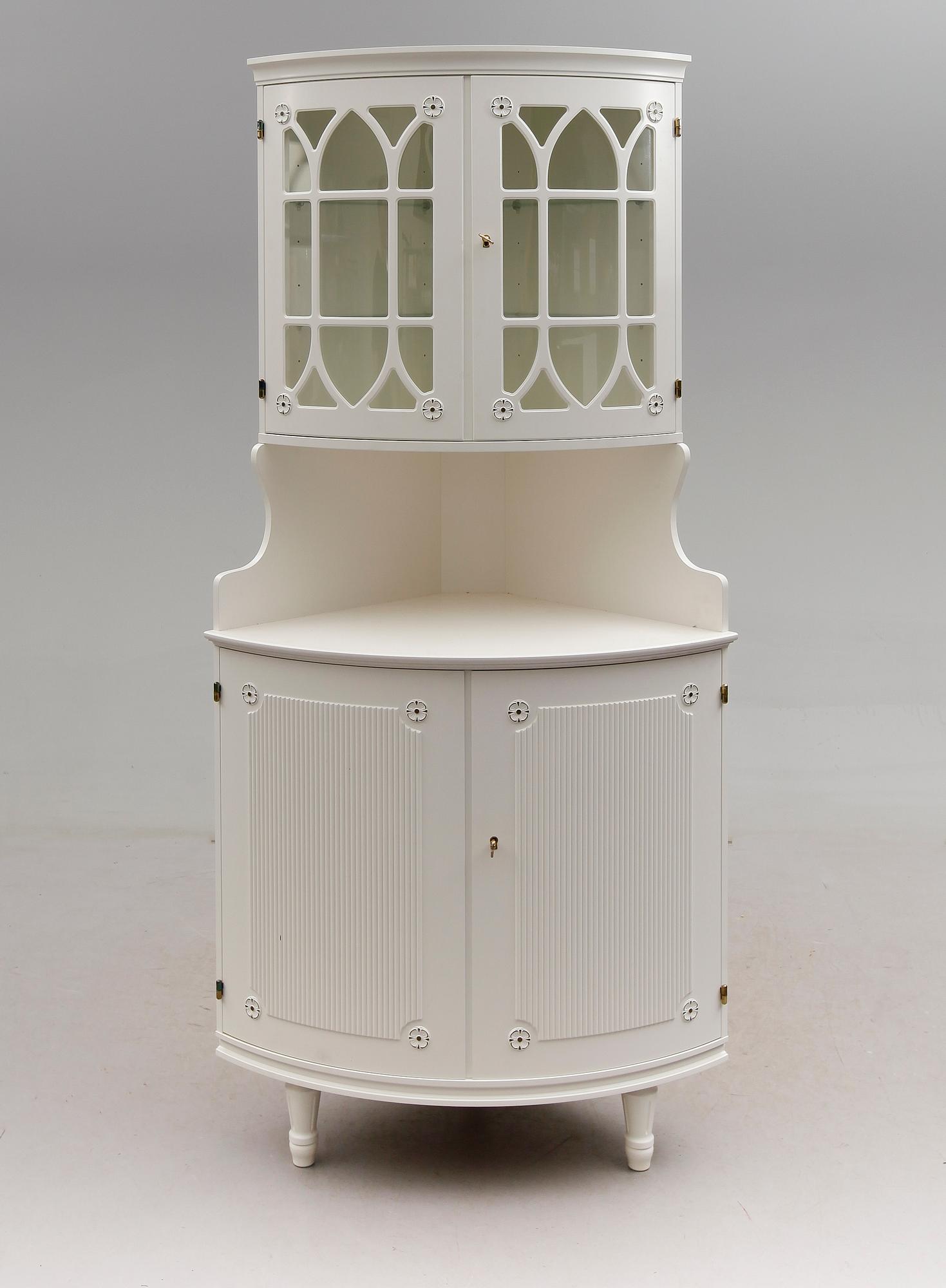 HÖRNSKÅP, gustaviansk stil, 1900-talets andra hälft.