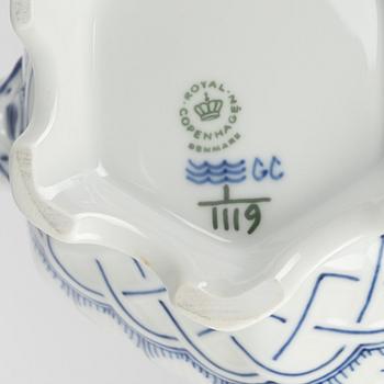 A porcelain tea pot and six tea cups with saucers, "Musselmalet", Royal Copenhagen, Denmark.