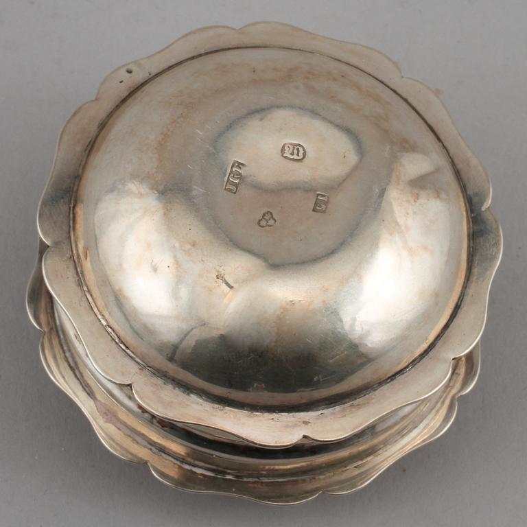 KYRKDOSA, silver, Johan Gustaf Enberg, Vänersborg, 1863, vikt 30 g.