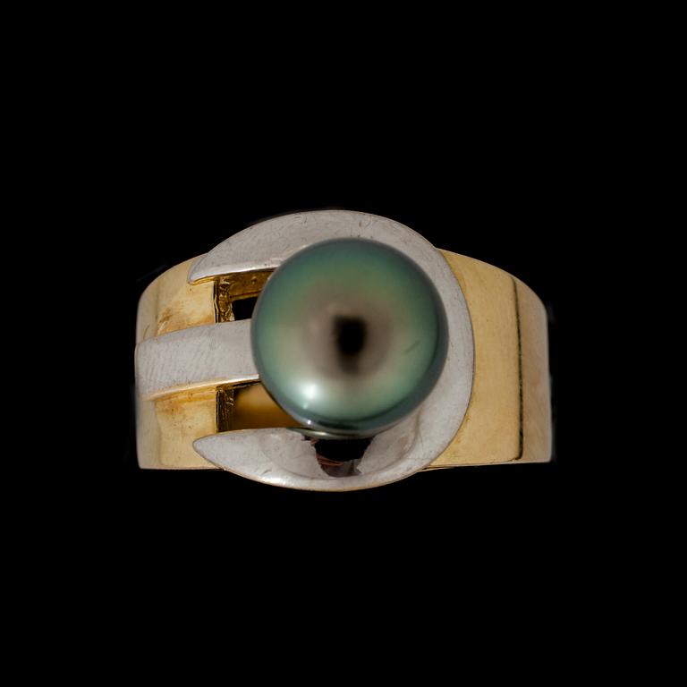 RING, 18 k guld samt vitguld med tahitipärla. Vikt ca 11,5 g.