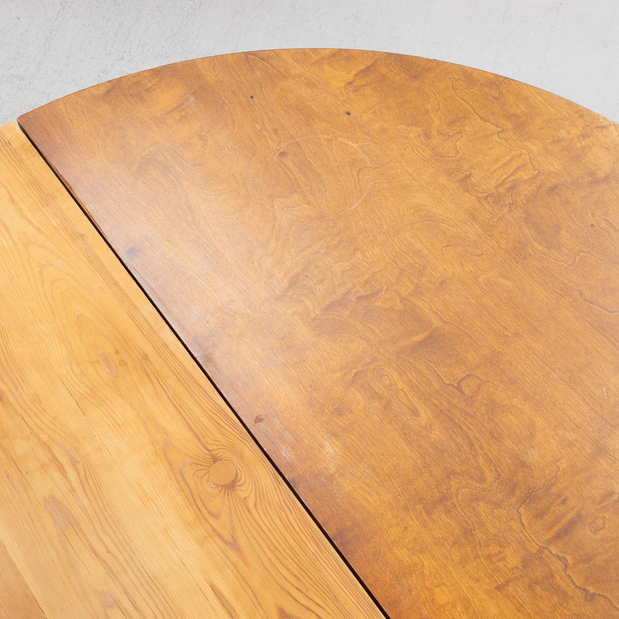 A late 19th century dining table.